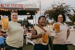Blocktoberfest ladies holding beer steins